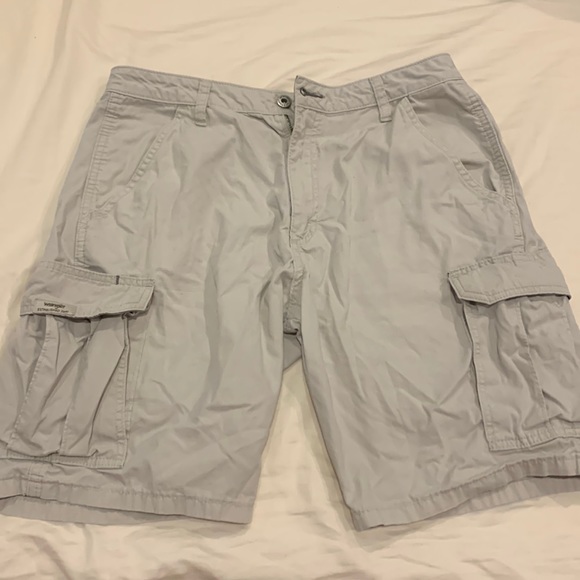 Men’s tan cargo shorts - Picture 1 of 5